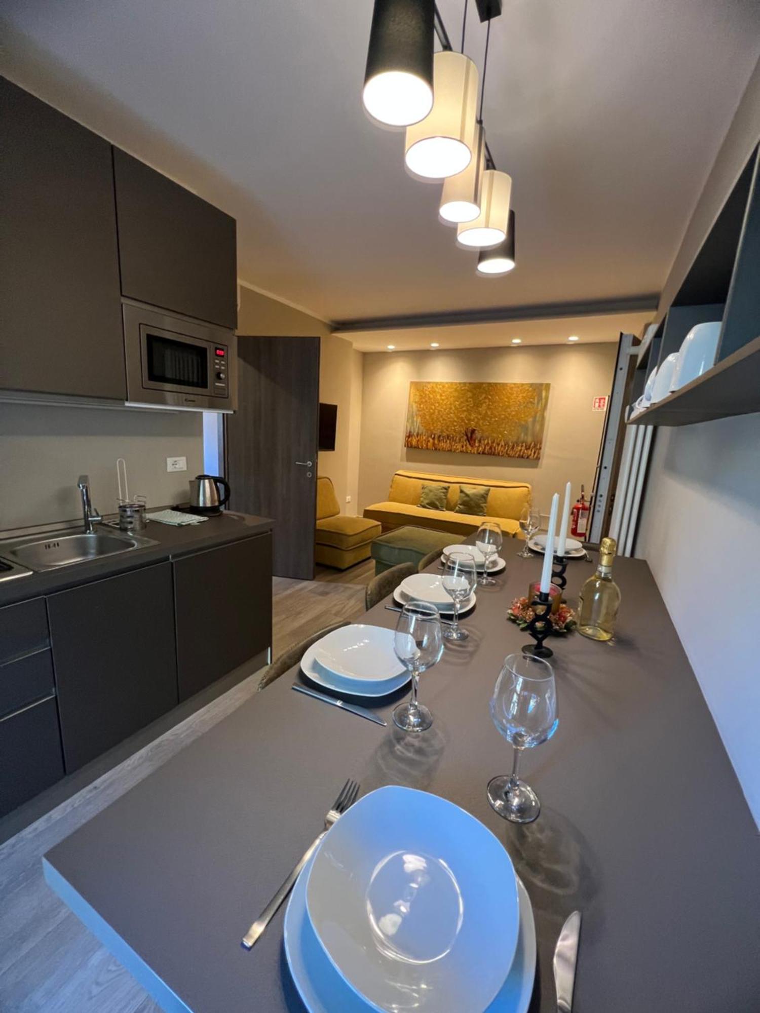 Blue Moon - Via Parigi Apartments Aosta Eksteriør billede